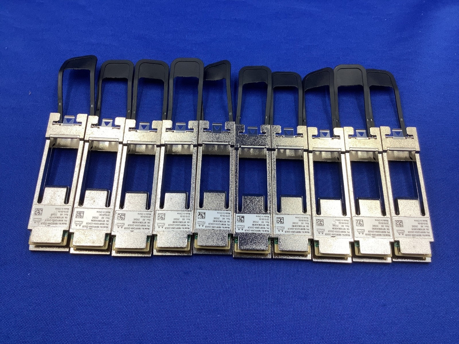 MAM1Q00A-QSA28 NVIDIA DynamiX QSA28 100Gb/s to 25Gb/s QSFP28 to SFP28 Adapter