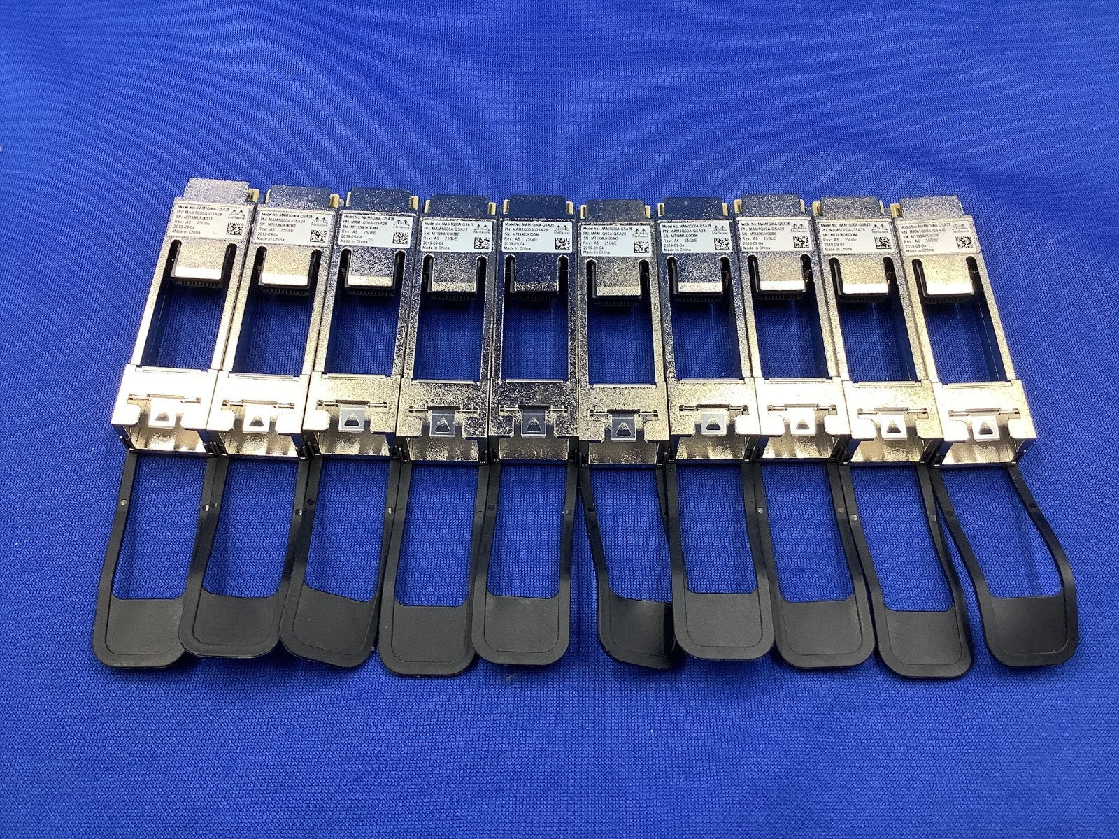 MAM1Q00A-QSA28 NVIDIA DynamiX QSA28 100Gb/s to 25Gb/s QSFP28 to SFP28 Adapter