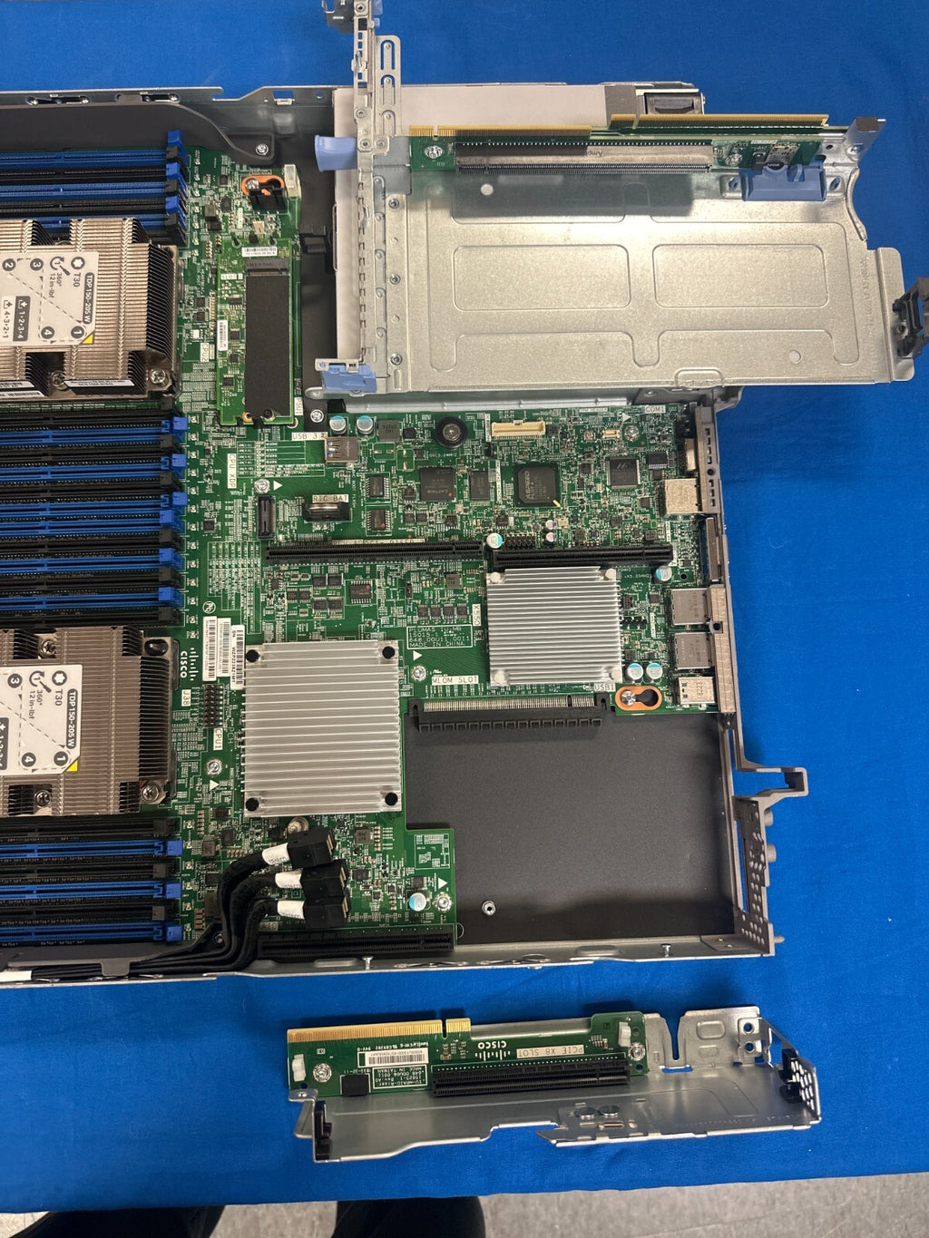 Cisco HXAF220C-M5SX UCSC C220 M5 10SFF 2*PSU MLOM-C25Q-04 RAID-M5 CTO Server