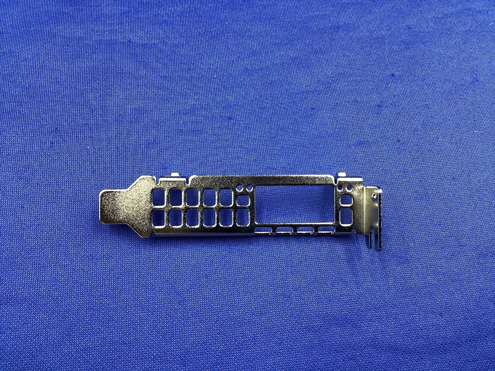 Low profile bracket for MCX75310AAS-NEAT MCX75310AAS-HEAT CX-7 200G 400G NDR