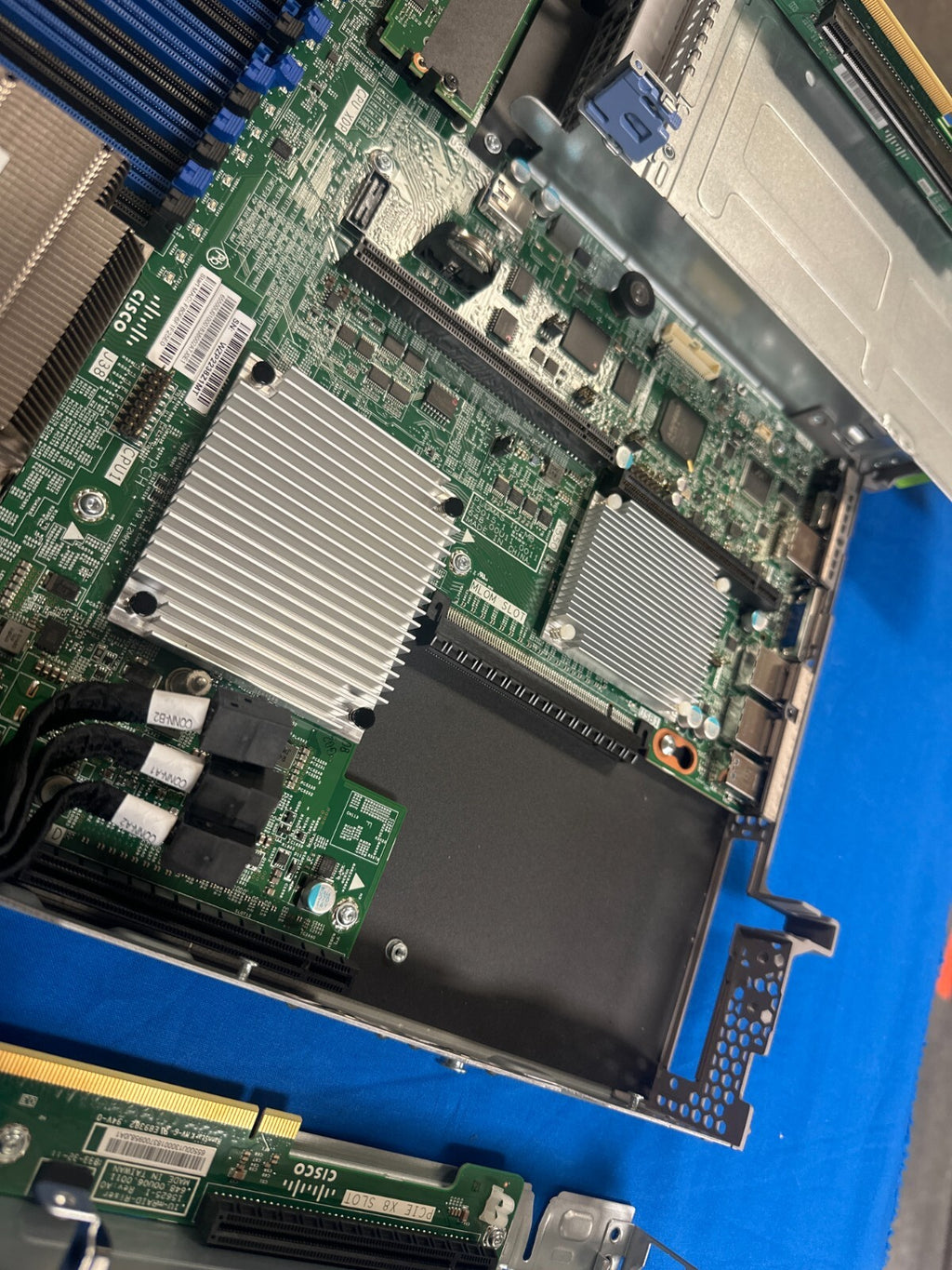 Cisco HXAF220C-M5SX UCSC C220 M5 10SFF 2*PSU MLOM-C25Q-04 RAID-M5 CTO Server
